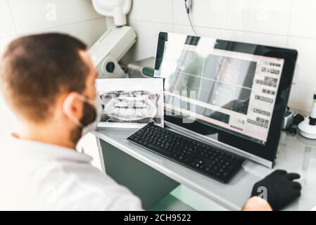 Dentista que hace el examen de la radiografía y elegir el tratamiento en la clínica Foto de stock