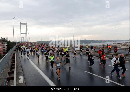 Los participantes corren en el Puente de los Mártires del 15 de julio, conocido como el Puente del Bósforo, que une los lados europeo y asiático de la ciudad, durante la 39a Maratón Anual de Estambul en Estambul, Turquía, el 12 de noviembre de 2017. REUTERS/Osman Orsal