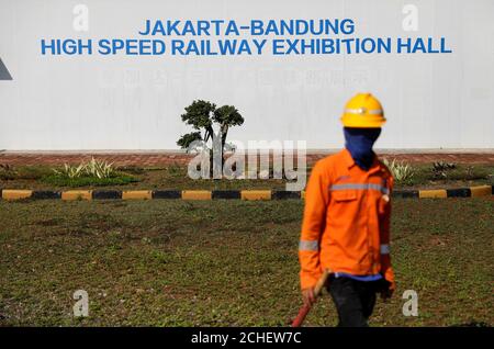 Un trabajador se encuentra frente a la sala de exposiciones del ferrocarril de alta velocidad de Yakarta-Bandung en el lugar de construcción del túnel Walini en la regencia de Bandung Occidental, provincia de Java Occidental, Indonesia, 21 de febrero de 2019. Foto tomada el 21 de febrero de 2019. REUTERS/Willy Kurniawan