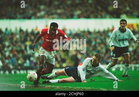 Micky Hazard Tottenham Hotspur En Muletas Fotografia De Stock Alamy