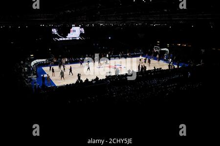 Baloncesto Nba Preseason Friendly Indiana Pacers V Sacramento Kings Nsci Dome Mumbai India 4 De Octubre De 19 Fans Antes Del Partido Reuters Francis Mascarenhas Fotografia De Stock Alamy
