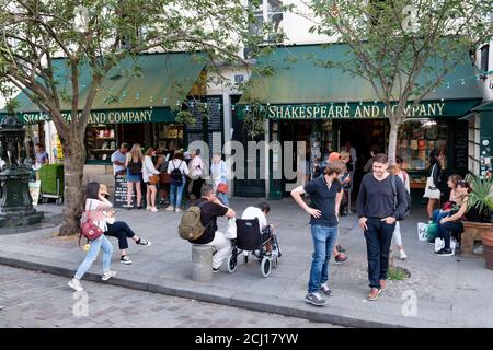 La famosa librería Shakespeare and Company en París Foto de stock