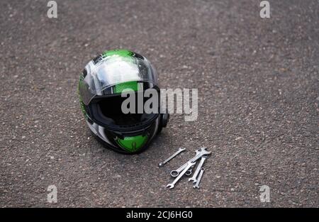 Hombre con casco de motocross en la carrera clásica de motocicletas en  Reino unido Fotografía de stock - Alamy