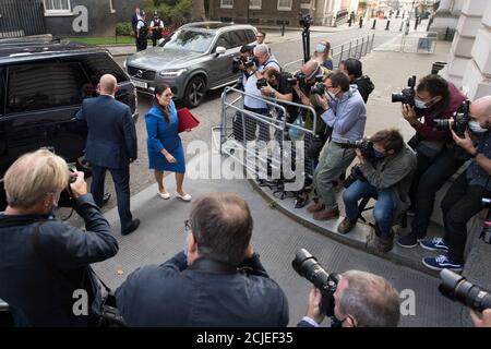 El Secretario del Interior Priti Patel llega a Downing Street, Londres, antes de una reunión del Gabinete en el Ministerio de Asuntos Exteriores y del Commonwealth. Foto de stock
