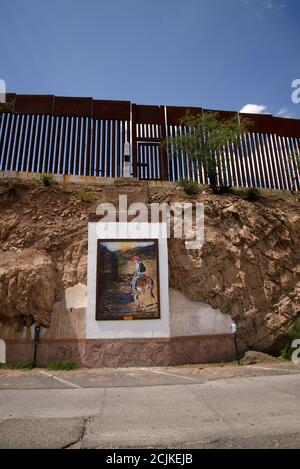 Un original marcador de concreto se encuentra a lo largo de la pared fronteriza con Nogales, Arizona, EE.UU., en Nogales, Sonora, México. Foto de stock