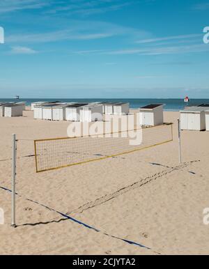 Cancha de voleibol en una playa vacía en Calais, Francia Foto de stock