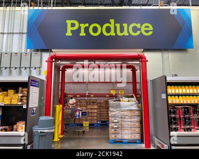 Orlando, FL/USA-8/6/20: El signo de los productos encima de la sala de  productos refrigerados en un almacén de Sam's Club en Orlando, Florida  Fotografía de stock - Alamy