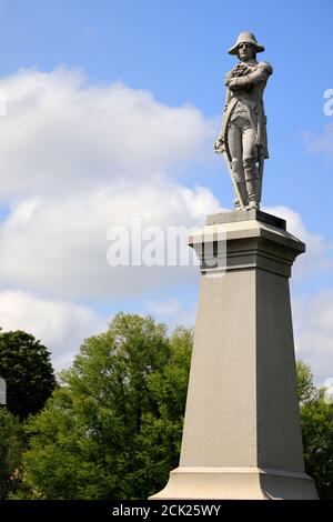 Estatua del Coronel Continental Seth Warner en Monument Circle.The Bennington Battle Monument.Bennington.Vermont.USA Foto de stock