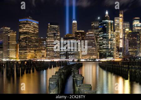 9/11 tributo en la Luz. Bajo Manhattan iluminado por la noche. Vista desde Brooklyn Bridge Park - muelle 1.