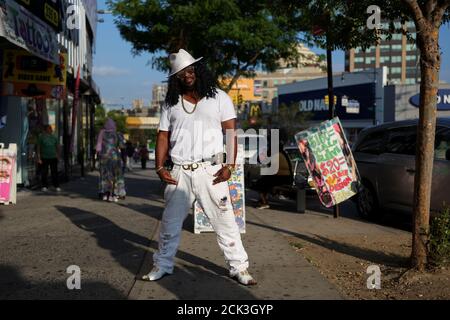 Robert Norman, de 37 años, vendedor callejero y músico, hace una foto en el  barrio del Bronx de Nueva York, EE.UU., 2 de septiembre de 2018. Norman  dijo que es una persona muy única y enfatizó la importancia de la  creatividad en su estilo. 'Tu juego 