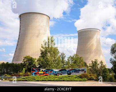 Señal de bienvenida de la central nuclear de Nogent-sur-Seine, Francia, dirigida por la compañía de electricidad EDF, y las dos torres de refrigeración. Foto de stock