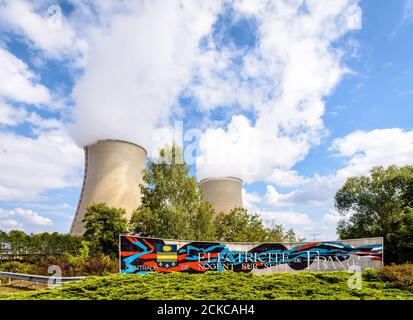 Señal de bienvenida de la central nuclear de Nogent-sur-Seine, Francia, dirigida por la compañía de electricidad EDF, y las dos torres de refrigeración. Foto de stock
