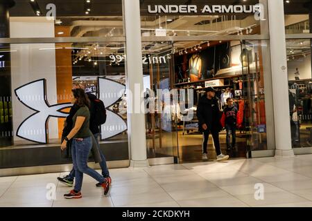 detalles Tradicion Personas mayores Tienda De ropa Under Armor en el centro comercial World Trade Center oculus  en Nueva York, Nueva York Fotografía de stock - Alamy