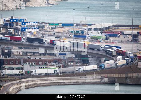 Los camiones hacen cola para entrar en el puerto de Dover, Kent, donde una operación policial en curso ha causado largos retrasos en los vehículos. Foto de stock