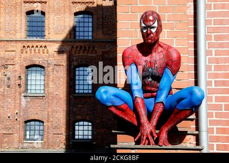 GEEK ART - Bodypainting and Transformaking: Spider-Man fotocomunicación con Patrick Kiel en el Hefehof. Hameln, 15.09.2020 - un proyecto del fotógrafo Tschiponnique Skupin y los culturistas y transformadores Enrico Lein | uso en todo el mundo