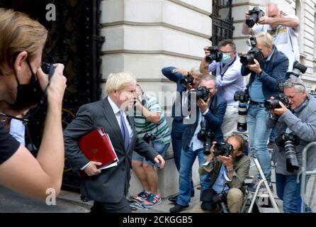 El primer ministro británico Boris Johnson MP regresa al 10 Downing Street después de una reunión del gabinete celebrada en el Ministerio de Relaciones Exteriores, el 15 de septiembre de 2020. Londres, U.