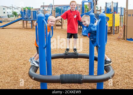 Hampton Virginia, Tidewater Area, Buckroe Beach, parque de juegos públicos jugando niños, hermanos amigos, recreación gente escena en una foto Foto de stock