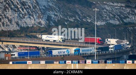 Dover, Kent, Inglaterra, Reino Unido. 2020. Los camiones hacen cola en la autopista A2 para entrar en el puerto de Dover y un ferry a través del canal a Francia. Foto de stock