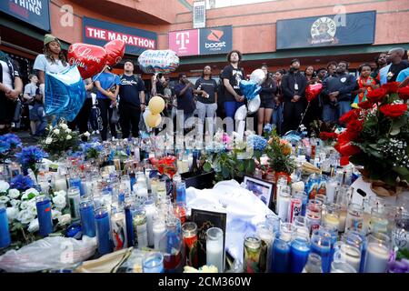 La gente se reúne en torno a un monumento makeshlift para el rapero Nipsey que fue asesinado a tiros fuera de su tienda de ropa en los Ángeles, California, EE.UU., 1 de abril de 2019. REUTERS/Mario Anzuoni