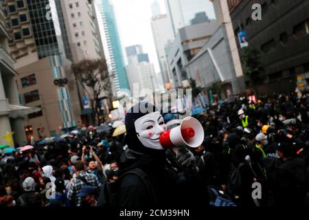 Los manifestantes anti-gubernamentales marchan durante una manifestación en el día de año Nuevo para pedir una mejor gobernanza y reformas democráticas en Hong Kong, China el 1 de enero de 2020. REUTERS/Tyrone Siu