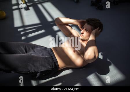Crunch abdominal entrenamiento máquina hombre sentarse en el gimnasio  Fotografía de stock - Alamy