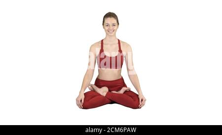 Joven mujer sonriente practicando yoga, haciendo ejercicio Padmasana, L