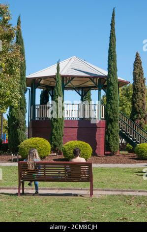 Diseñado en 1909, los jardines Hopetoun de Elsternwick son el hogar de varios árboles importantes. Melbourne, Australia. Foto de stock