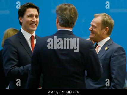 El primer Ministro de Canadá Justin Trudeau, el primer Ministro de Gran Bretaña David Cameron y el Presidente del Consejo Europeo Donald Tusk (L-R) asisten a una sesión de trabajo en la cumbre del Grupo de los 20 (G20) en la ciudad turística mediterránea de Antalya, Turquía, el 15 de noviembre de 2015. REUTERS/Murad Sezer