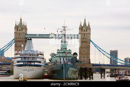 Ocena Majesty un crucero de lujo amarres junto A HAM Belfast, con el emblemático Puente de Londres de fondo Foto de stock