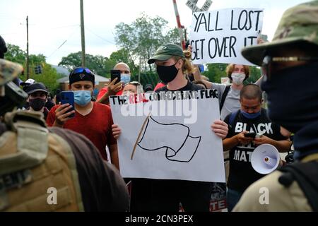 Stone Mountain, GA, EE.UU. 15 de agosto de 2020. Miembros de grupos del III% y manifestantes se enfrentan. Foto de stock