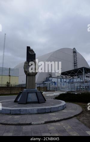 Pripyat, Ucrania, 14 de marzo de 2020. Monumento a los liquidadores del accidente en la central nuclear de Chernobyl contra el fondo de una protección Foto de stock