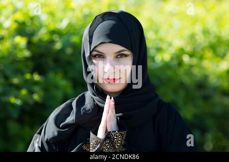 Una mujer musulmana en negro, ropa islámica en un viaje de compras en una  calle en Dubai, en los Emiratos Árabes Unidos (EAU Fotografía de stock -  Alamy