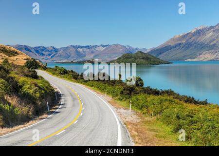Carretera a lo largo del Lago Wakatipu, Queenstown, Otago, Isla del Sur, Nueva Zelanda, Pacífico