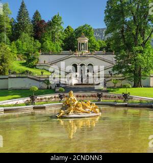 Parque acuático con Fuente de la Flora, vista al Templo de Venus, Palacio Linderhof, Tierra de Werdenfelser, Alpes bávaros, Alta Baviera, Alemania, Europa Foto de stock
