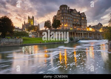 Una vista al atardecer a lo largo del río Avon, con la abadía de Bath, en el corazón de Bath, Patrimonio de la Humanidad de la UNESCO, Somerset, Inglaterra, Reino Unido, Europa