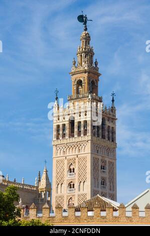 La Giralda, campanario de la Catedral de Sevilla en España