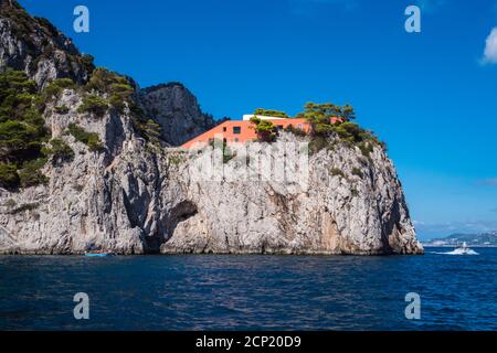 Capri, Italia - Agosto 27 2020: Villa Malaparte en un acantilado, el conjunto de la película Contempt Foto de stock