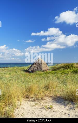 Casa de campo de paja en la playa en Wustrow, Fischland-Darß-Zingst, Mecklemburgo-Pomerania Occidental, Alemania, Europa