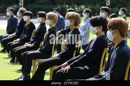 Seúl, Corea del Sur. 19 de septiembre de 2020. BTS en el evento del día de la Juventud los miembros de la banda de niños K-pop BTS escuchan el discurso conmemorativo del Presidente Moon Jae-in en el evento inaugural del día de la Juventud en la oficina presidencial Cheong Wa Dae en Seúl el 19 de septiembre de 2020. Crédito: Yonhap/Newcom/Alamy Live News