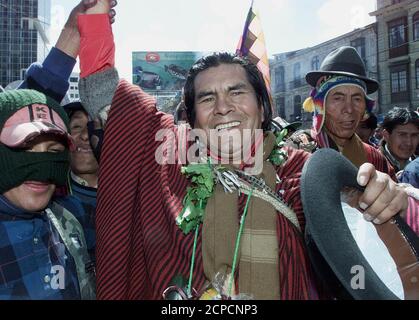 el indio boliviano Felipe Quispe 'el Mallku' se une a los partidarios durante un mitin político en el centro de la Paz, 1 de mayo de 2002. Quispe, líder de agricultores indígenas y jefe del partido "Movimiento Indígena Pachacuti", es candidato a la presidencia en las elecciones bolivianas que se celebrarán el 30 de junio. REUTERS/David mercado DM/MMR