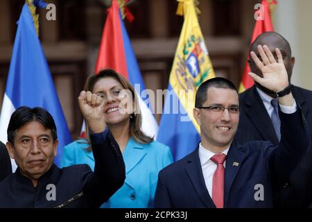 El Ministro de Relaciones Exteriores de Venezuela, Jorge Arreaza (R), y el ex Ministro de Relaciones Exteriores de Bolivia, David Choquehuanca, posan para una imagen durante una reunión de la alianza Alba-TCP en Caracas, Venezuela, 8 de agosto de 2017. REUTERS/Ueslei Marcelino