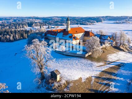 Monasterio de Reutberg en invierno, cerca de Sachsenkam, Tierra de Tölzer, imagen de drones, Alta Baviera, Baviera, Alemania Foto de stock