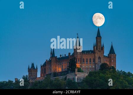 Luna, salida de la luna, Castillo de Hohenzollern, Alb Suabia, Baden-Wuerttemberg, Alemania, Europa Foto de stock