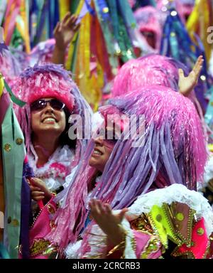 Miembros de la escuela de samba Mangueira celebran en el estadio de Sambódromo de Río de Janeiro, 11 de febrero de 2002. Las fiestas de Carnaval en todo Brasil se llevarán a cabo hasta el 12 de febrero. REUTERS/Sergio Moraes SM