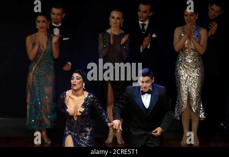 Valentin Arias Delgado y Diana Franco Durango, representando a la ciudad de  Manizales, Colombia, actúan durante la ronda final al estilo de escenario  en el Campeonato Mundial de Tango en Buenos Aires,