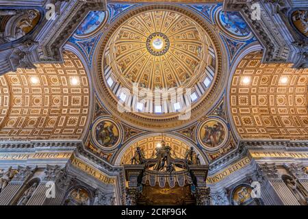Vista interior en ángulo bajo del baldacchino y la cúpula principal, la Basílica de San Pedro, Ciudad del Vaticano