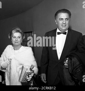 El director Federico FELLINI con su esposa Giulietta MASINA en el estreno de la película 'Julieta de los espíritus', Milán, 22 de octubre de 1965.