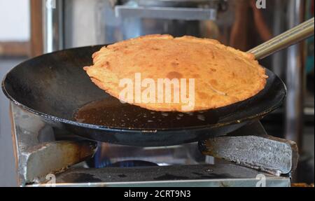 Pan de flatbread indio - Aloo Kulcha con Choley o patata rellena Pan o relleno Aloo paratha, cocina, enfoque selectivo Foto de stock