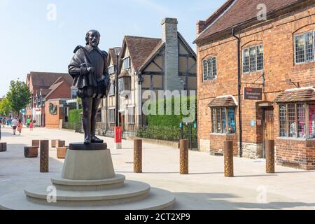 Lugar de nacimiento y estatua de Shakespeare, Henley Street, Stratford-upon-Avon, Warwickshire, Inglaterra, Reino Unido Foto de stock