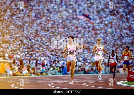 SEB Coe (GBR) winnig el 1500m derrotando a Steve Cram (GBR) Por la medalla de oro en los Juegos Olímpicos de Verano de 1984 Olímpico Foto de stock